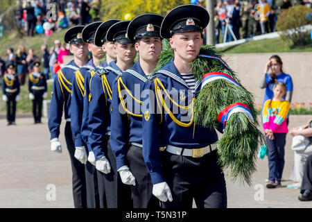 Russland, Nakhodka, 05.09.2017. Porträt der jungen militärische Segler in Parade uniform März auf Parade am jährlichen Tag des Sieges am 9. Mai. Sieg der UDSSR ove Stockfoto