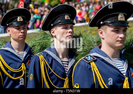 Russland, Nakhodka, 05.09.2017. Porträt der jungen militärische Segler in Parade uniform März auf Parade am jährlichen Tag des Sieges am 9. Mai. Sieg der UDSSR ove Stockfoto