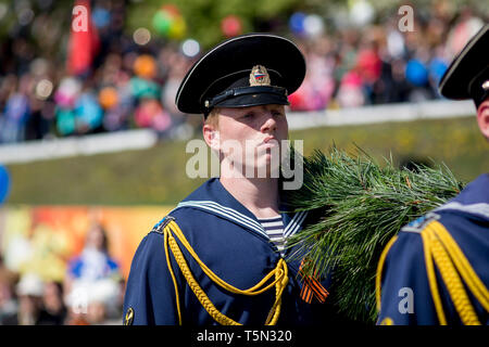 Russland, Nakhodka, 05.09.2017. Porträt der jungen militärische Seemann in Parade uniform März auf Parade am jährlichen Tag des Sieges am 9. Mai. Sieg der UDSSR über Stockfoto