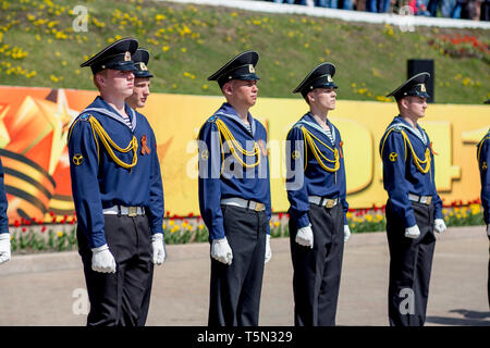 Russland, Nakhodka, 05.09.2017. Junge militärische Segler in Parade Uniform bleiben Sie auf der Parade am jährlichen Tag des Sieges am 9. Mai. Sieg der UDSSR über die Nazi-deutschen Stockfoto