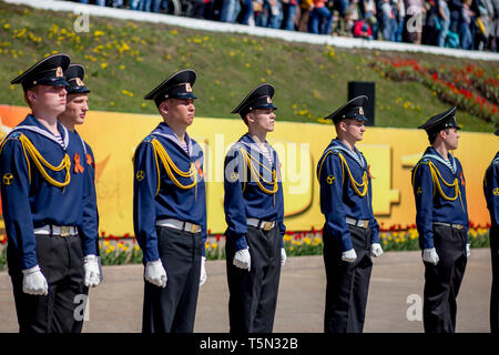 Russland, Nakhodka, 05.09.2017. Junge militärische Segler in Parade Uniform bleiben Sie auf der Parade am jährlichen Tag des Sieges am 9. Mai. Sieg der UDSSR über die Nazi-deutschen Stockfoto