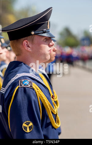 Russland, Nakhodka, 05.09.2017. Portrait von mutige militärische Seemann in Parade uniform auf Parade am jährlichen Tag des Sieges am 9. Mai. Sieg der UDSSR über Stockfoto