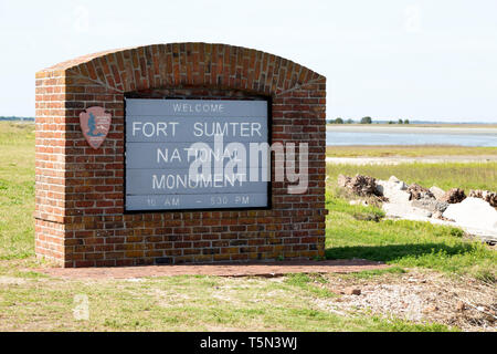 Ein Zeichen begrüßt Besucher Fort Sumter National Monument in der Nähe von Charleston, South Carolina, USA. Die Website wird von der US National Park Service betrieben. Stockfoto