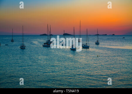 Sonnenuntergang in Cala Comte Strand. Sant Josep de sa Talaia. Ibiza Insel. Balearen. Inseln. Spanien Stockfoto