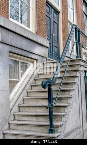 Eingang von Haus auf Grachten in Amsterdam mit großen steinernen Treppen und sousterrain Stockfoto