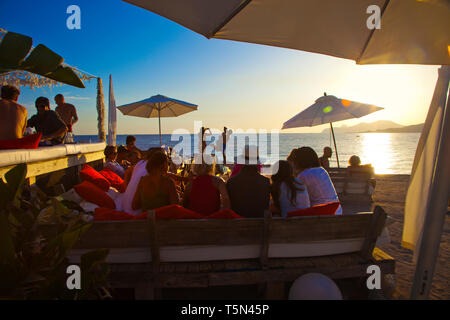 Restaurant Cap des Falco. Es Codolar Strand. Ses Salines Natural Park. Junge Menschen den Sonnenuntergang genießen. Ibiza. Balearen. Spanien Stockfoto