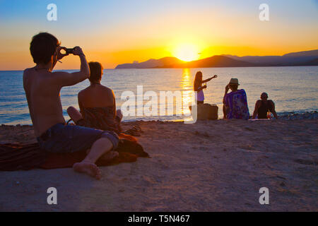 Restaurant Cap des Falco. Es Codolar Strand. Ses Salines Natural Park. Junge Menschen den Sonnenuntergang genießen. Ibiza. Balearen. Spanien Stockfoto