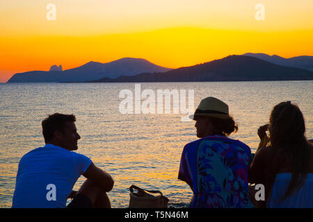 Restaurant Cap des Falco. Es Codolar Strand. Ses Salines Natural Park. Junge Menschen den Sonnenuntergang genießen. Ibiza. Balearen. Spanien Stockfoto