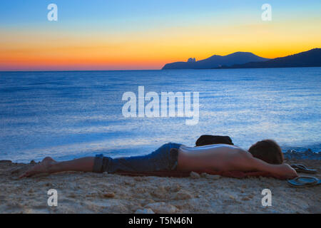 Es Codolar Strand. Ses Salines Natural Park. Junge Menschen den Sonnenuntergang genießen. Ibiza. Balearen. Spanien Stockfoto