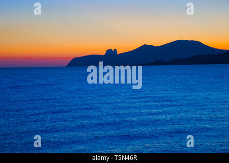 Blick vom Cap des Falco. Es Codolar Strand. Ses Salines Natural Park. Junge Menschen genießen den Sonnenuntergang Ibiza. Balearen. Spanien Stockfoto