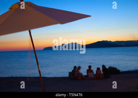 Restaurant Cap des Falco. Es Codolar Strand. Ses Salines Natural Park. Junge Menschen den Sonnenuntergang genießen. Ibiza. Balearen. Spanien Stockfoto