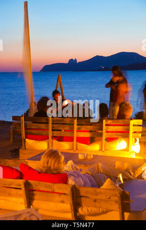 Restaurant Cap des Falco. Es Codolar Strand. Ses Salines Natural Park. Junge Menschen den Sonnenuntergang genießen. Ibiza. Balearen. Spanien Stockfoto