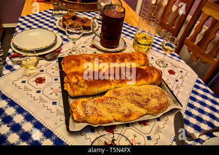 Hausgemachten Kuchen auf einem Tisch mit anderen Spezialitäten. Gäste warten. Stockfoto