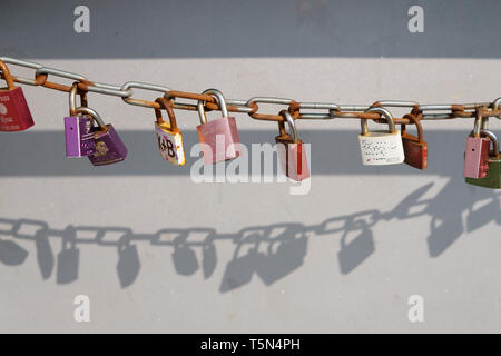 Liebe Schlösser an einer Kette, mit ihren Schatten. Stockfoto