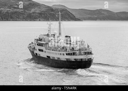 Schwarz-weiß-Foto des historischen Hurtigruten-Schiffs, MS Lofoten, Sailing Northbound, hoch über dem norwegischen Polarkreis, Norwegen. Stockfoto