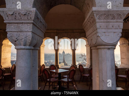 Budapest, Parlament Blick durch Fischerhochburg Stockfoto