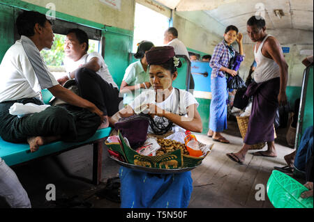 02.09.2013, Yangon, Republik der Union Myanmar, Asien - eine Frau verkauft Erdnüsse in einem Zugabteil auf der Circle Line. Stockfoto