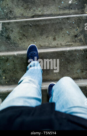 Männliche Beine Down Stairs, Ansicht von oben Stockfoto