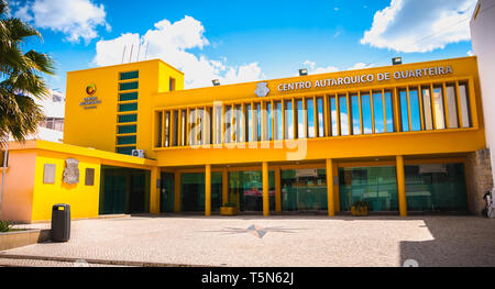 Quarteira, Portugal - Mai 1, 2018: Architektur Detail der administrativen Zentrum von Quarteira, Algarve an einem Frühlingstag Stockfoto