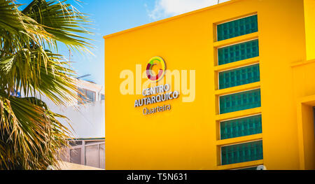 Quarteira, Portugal - Mai 1, 2018: Architektur Detail der administrativen Zentrum von Quarteira, Algarve an einem Frühlingstag Stockfoto