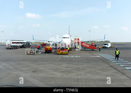 Die Passagiere an Bord eines Jet2 Boeing 737 auf der Landebahn am Flughafen East Midlands in Leicestershire, UK. 15. April 2019. Stockfoto