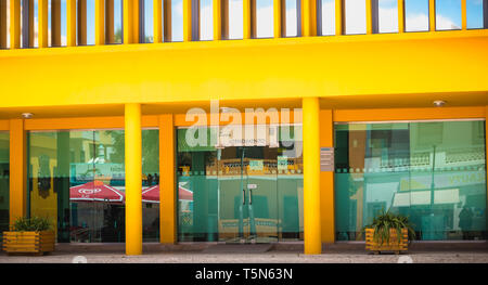 Quarteira, Portugal - Mai 1, 2018: Architektur Detail der administrativen Zentrum von Quarteira, Algarve an einem Frühlingstag Stockfoto