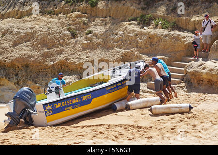 Boote mit Touristen geladen nach dem Besuch Benagil Höhlen in Portugal. Eines der Top 10 Höhlen in der Welt zu besuchen. 16. April 2019. Stockfoto
