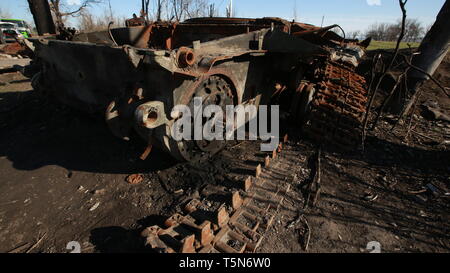 Tank im Krieg gesprengt. Caterpillar. Stamm. Stockfoto