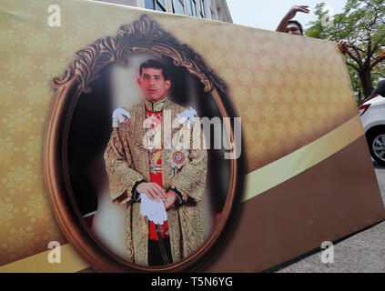 Ein Arbeiter gesehen, die ein Porträt von Thailands König Maha Vajiralongkorn Bodindradebayavarangkun (Rama X) vor der Königskrönung in Bangkok. Stockfoto