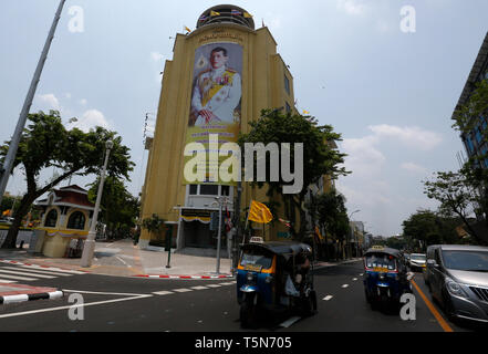 Ein Porträt von Thailands König Maha Vajiralongkorn Bodindradebayavarangkun (Rama X) in einem Gebäude vor der Königskrönung in Bangkok gesehen. Stockfoto