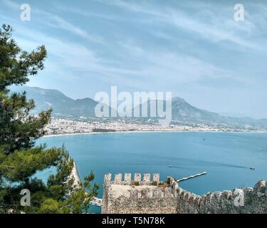 Blick auf Mittelmeer mit Bergen von Schloss in der Türkei, Alanya Stockfoto