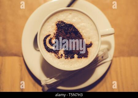 Tasse Kaffee mit Schaum von Mammut Bild im Cafe. Stockfoto