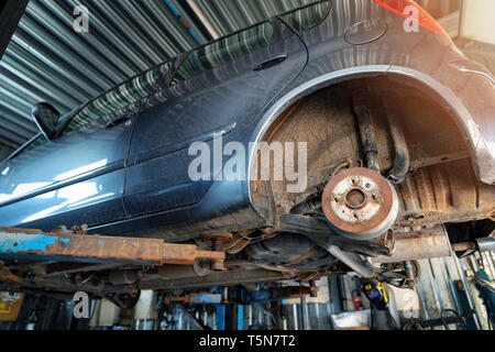 Auto Suspension Wartung. Fahrzeug auf dem Auto Reparatur Service heben Stockfoto