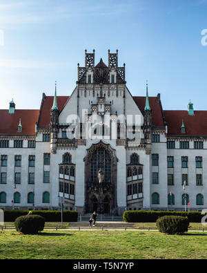 Berlin, Gesundbrunnen, Amtsgericht Wedding Brunnenplatz auf dem Platz. Denkmalgeschützte Gebäude im neogotischen Stil erbaut 1901-1906. Stockfoto