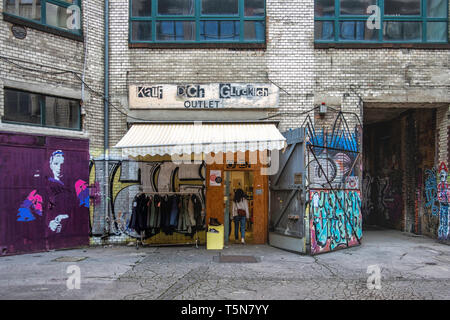 Hochzeit, Berlin. Kauf dich glücklich kleidung shop & Fashion Outlet im Innenhof der baufälligen alten Industriegebäude an der Gerichtstrasse 23. Stockfoto