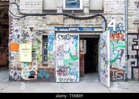 Hochzeit, Berlin. Fabric 23 Wekrloft Eingang im Innenhof der baufälligen alten industriellen Gebäude neben der Panke River bei Gerichtstrasse 23. Stockfoto