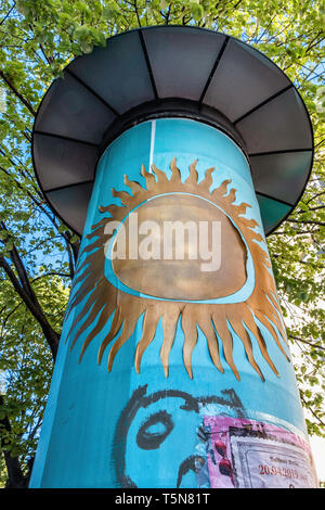 Berlin, Mitte. Litfaßsäule, Spalte 1854 Litfass-2019. Zylindrische Werbung Spalten, die durch die Deutschen Drucker Ernst Litfass im Jahr 1854 erfunden. Benannt nach hinten Stockfoto