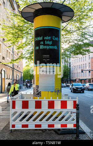 Berlin, Mitte. Litfaßsäule, Spalte 1854 Litfass-2019. Zylindrische Werbung Spalten, die durch die Deutschen Drucker Ernst Litfass im Jahr 1854 erfunden. Stockfoto