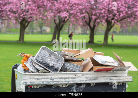 The Meadows, Edinburgh, Cherry Blossom, Einweg-BBQ, bin, überfüllt Stockfoto