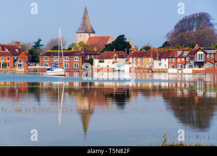 Die malerischen alten Häusern in stillen Wassern des Bosham Creek bei Flut in Chichester Harbour wider. Bosham, West Sussex, England, Großbritannien, Großbritannien Stockfoto