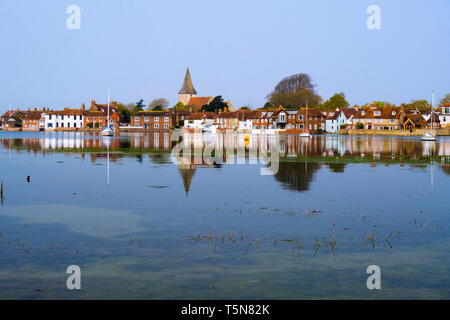 Alte Häuser und Kirche in stillen Wassern des Bosham Creek bei Flut in Chichester Harbour wider. Bosham, West Sussex, England, Großbritannien, Großbritannien Stockfoto