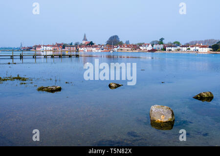 Blick auf die schönen alten Dorf über Bosham Creek bei Flut in Chichester Harbour. Bosham, West Sussex, England, Großbritannien, Großbritannien Stockfoto