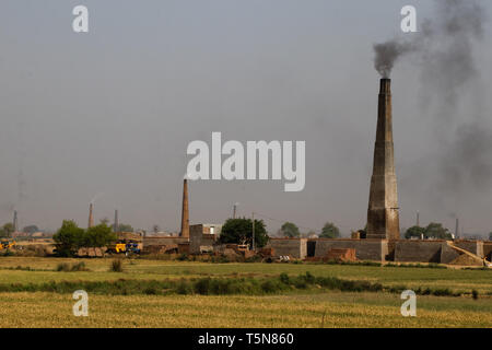 Schlamm Ziegeleien in Indien von Rauch oder Verschmutzung Stockfoto