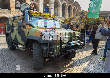 Verona, Italien - 20. Oktober 2018: Iveco LMV Light Multirole Vehicle ist ein 4 WD taktische Fahrzeug von Iveco auf offene militärische Ausstellung entwickelten auf der Piazza Stockfoto