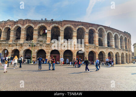 Verona, Italien - 20. Oktober 2018: Arena di Verona römische Amphitheater in Piazza Bra Stockfoto