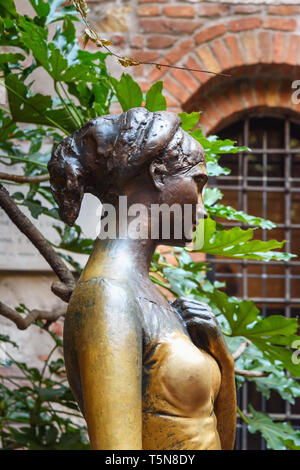 Verona, Italien - 20. Oktober 2018: Julia staue in der Nähe von Julia Capulet Haus Stockfoto