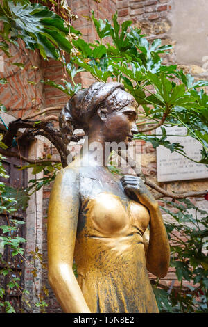 Verona, Italien - 20. Oktober 2018: Julia staue in der Nähe von Julia Capulet Haus Stockfoto