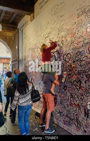 Verona, Italien - 20. Oktober 2018: Paar schreibt Liebe Nachrichten an der Wand in Julias Haus oder Casa di Giulietta Stockfoto