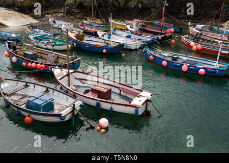 Fischerboote im Coverack Hafen, die Eidechse, Cornwall, Großbritannien Stockfoto