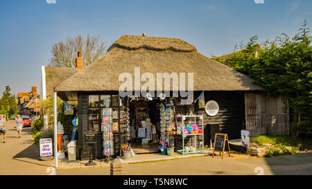 Eine braune Holzhütte mit einem Strohdach verkaufen Geschenke und Souvenirs am Ufer des Flusses Bure im Dorf Horning, Norfolk. Dies bietet zu Stockfoto